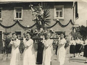 Kalenderblatt Juli: Schon im Jahr 1952 wurde die Muttergotters-Statue von "weißen Maala" getragen. Foto: privat