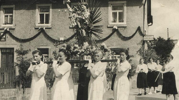 Kalenderblatt Juli: Schon im Jahr 1952 wurde die Muttergotters-Statue von "weißen Maala" getragen. Foto: privat