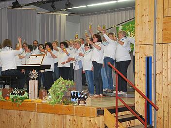 Auf eine gelungene Premiere des "1. Bierliederabend" stießen die Sänger/innen des gastgebenden Gesangverein Frohsinn in der Rudi-Erhard-Halle in Burglauer an. Eine überaus gelungene Symbiose aus gutem Chorgesang und leckerem Hopfengenuss war das Resultat des gelungenen Abend von Kunst und Genuss. Manfred Mellenthin
