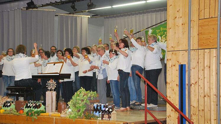 Auf eine gelungene Premiere des "1. Bierliederabend" stießen die Sänger/innen des gastgebenden Gesangverein Frohsinn in der Rudi-Erhard-Halle in Burglauer an. Eine überaus gelungene Symbiose aus gutem Chorgesang und leckerem Hopfengenuss war das Resultat des gelungenen Abend von Kunst und Genuss. Manfred Mellenthin