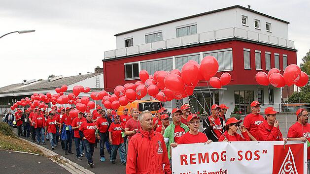 Der Protestzug der REMOG-Mitarbeiter führte am Unternehmen (Hintergrund) vorbei über die Bundesstraße und die Veit-Stoß-Straße bis zum Marktplatz. Foto: Dieter Britz