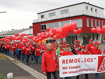 Der Protestzug der REMOG-Mitarbeiter führte am Unternehmen (Hintergrund) vorbei über die Bundesstraße und die Veit-Stoß-Straße bis zum Marktplatz. Foto: Dieter Britz