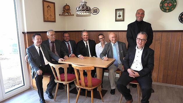 Probesitzen in der fr&auml;nkischen Wirtstube in der Tagespflege des ASB im Wohnpark "Am Callenberg". Von links: ASB-Gesch&auml;ftsf&uuml;hrer Thomas Schwesinger, der 2. Weitramsdorfer B&uuml;rgermeister Werner Handke, Landrat Sebastian Straubel, ASB-Bundesgesch&auml;ftsf&uuml;hrer Ulrich Bauch, Tagespflege-Leiterin Anne Vognsen, ASB-Vorsitzender Hans-Joachim Lieb, Vorstandsmitglied Johannes Schubert (hinten) und Verbandsreferent Matthias Neuf. Foto: Christoph Winter