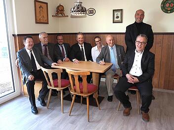 Probesitzen in der fr&auml;nkischen Wirtstube in der Tagespflege des ASB im Wohnpark "Am Callenberg". Von links: ASB-Gesch&auml;ftsf&uuml;hrer Thomas Schwesinger, der 2. Weitramsdorfer B&uuml;rgermeister Werner Handke, Landrat Sebastian Straubel, ASB-Bundesgesch&auml;ftsf&uuml;hrer Ulrich Bauch, Tagespflege-Leiterin Anne Vognsen, ASB-Vorsitzender Hans-Joachim Lieb, Vorstandsmitglied Johannes Schubert (hinten) und Verbandsreferent Matthias Neuf. Foto: Christoph Winter