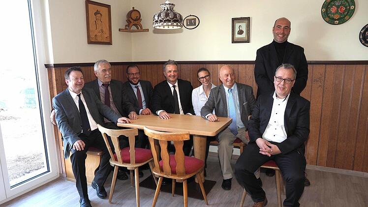 Probesitzen in der fr&auml;nkischen Wirtstube in der Tagespflege des ASB im Wohnpark "Am Callenberg". Von links: ASB-Gesch&auml;ftsf&uuml;hrer Thomas Schwesinger, der 2. Weitramsdorfer B&uuml;rgermeister Werner Handke, Landrat Sebastian Straubel, ASB-Bundesgesch&auml;ftsf&uuml;hrer Ulrich Bauch, Tagespflege-Leiterin Anne Vognsen, ASB-Vorsitzender Hans-Joachim Lieb, Vorstandsmitglied Johannes Schubert (hinten) und Verbandsreferent Matthias Neuf. Foto: Christoph Winter