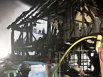 Die Scheune wurde ein Raub der Flammen. Fotos: Feuerwehr Kronach