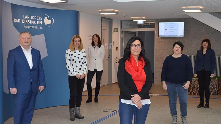 Den neuen Pflegest&uuml;tzpunkt des Landkreises Bad Kissingen stellten am vergangenen Dienstag vor: (von links) Landrat Thomas Bold, Barbara B&ouml;ssenrodt, Antje Rink (hinten), Daniela Wehner (vorn), Tanja B&uuml;chs und Regionalmanagerin Cordula Kuhlmann.  Foto: Isolde Krapf