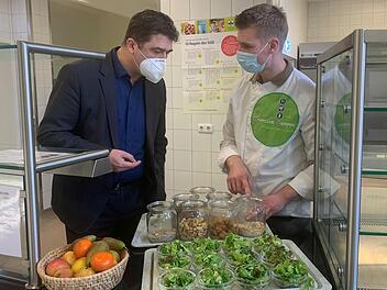 Marcus Beran (rechts) erklärt Schulleiter Peter Rottmann Wissenswertes über Salat und Nüsse. Er beliefert unter anderem das Schönborn-Gymnasium Münnerstadt mit Mittagessen. Die Schulküche im Studienseminar wird nach Ostern wieder in Betrieb genommen. Foto: Thomas Malz