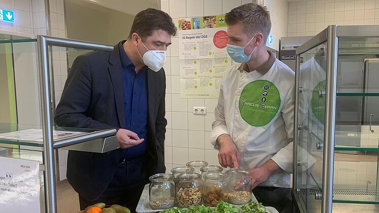 Marcus Beran (rechts) erklärt Schulleiter Peter Rottmann Wissenswertes über Salat und Nüsse. Er beliefert unter anderem das Schönborn-Gymnasium Münnerstadt mit Mittagessen. Die Schulküche im Studienseminar wird nach Ostern wieder in Betrieb genommen. Foto: Thomas Malz