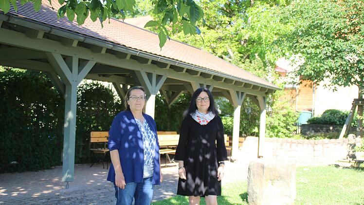 Geschäftsführerin Nicole Wehner (rechts) wurde zur Standesbeamtin bestellt und ist sich mit 3. Bürgermeisterin Margot Schottdorf sicher:         "Hier kann man gut nach der Trauung einen Sekt ausschenken".        Das Foto zeigt die beiden vor dem ...