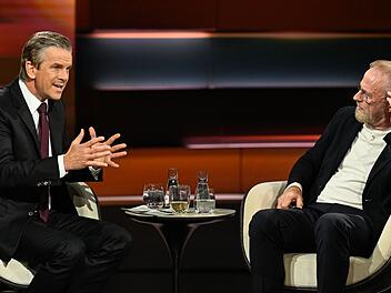 ZDF-Moderator Markus Lanz (links) blickte am Dienstagabend mit G&auml;sten wie Informatiker Hans Uszkoreit auf die m&ouml;glichen Gefahren im Bereich der K&uuml;nstlichen Intelligenz.