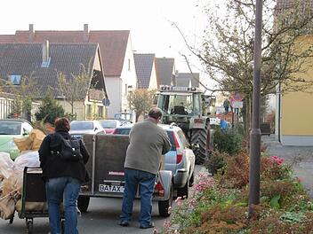 Zahlreiche Obstanlieferer bringen ihre Früchte im Herbst zur Mosterei in der Unteren Straße in Ebensfeld. Für die Anwohner ist das mit Lärmbelastung verbunden. Foto: Monika Schütz
