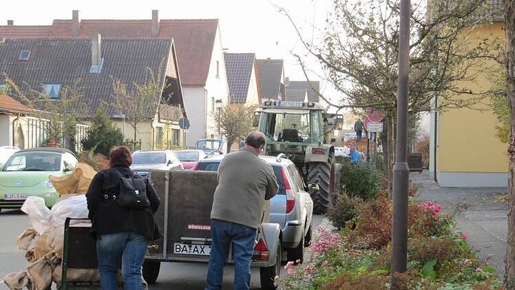 Zahlreiche Obstanlieferer bringen ihre Früchte im Herbst zur Mosterei in der Unteren Straße in Ebensfeld. Für die Anwohner ist das mit Lärmbelastung verbunden. Foto: Monika Schütz
