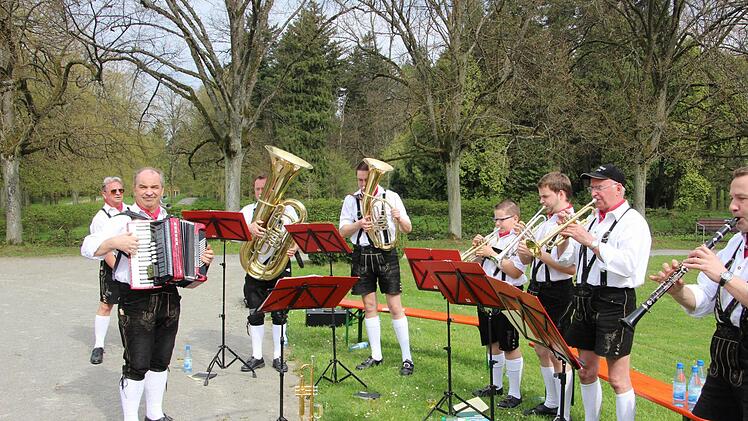 Brachten Stimmung auf den Schwanberg: die "Straßenfeger" aus Rödelsee.