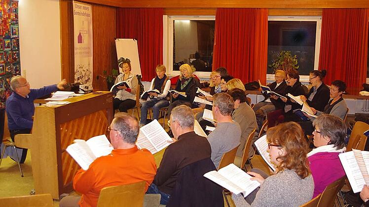 Dekanatskantor Marius Popp (links) mit seinen Sängern bei den Proben zu Bachs h-Moll-Messe, die am Sonntag in einer Woche in der Markgrafenkirche in Seibelsdorf auffgeführt wird. Foto: Heike Schülein