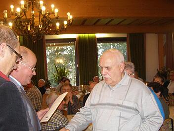 Stellvertreter Roland Rienecker und VdK-Vorsitzender Reinhold Vornwald überreichten Helmut Grösch die Urkunde für 60 Jahre Mitgliedschaft im VdK Oberleichtersbach. Foto: VdK Oberleichtersbach