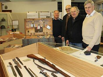 Karl-Heinz Krebs, Stefan Andritschke, Ingo Hafenecker und Günter Lipp (von links) haben die Sonderausstellung "...Für König und Vaterland - Ebern im Ersten Weltkrieg" vorbereitet, die am Sonntag eröffnet wird. Ein besonderer Hingucker: Der Sanitätskoffer aus der Zeit des Ersten Weltkrieges (Bildmitte). Foto: Janina Reuter