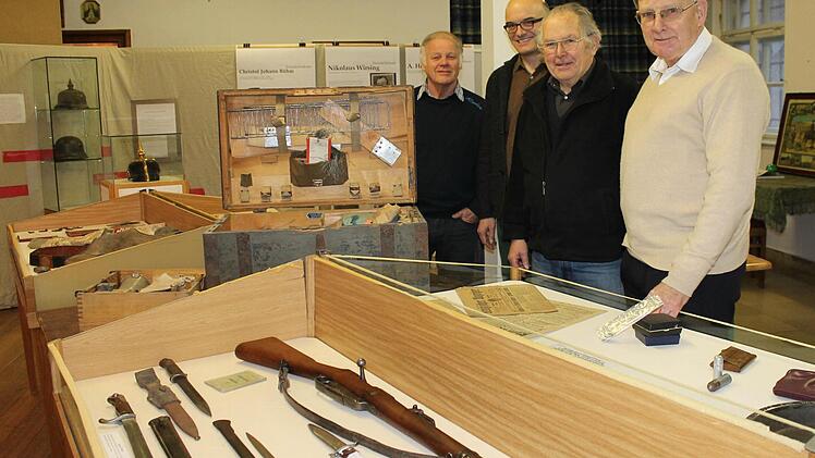 Karl-Heinz Krebs, Stefan Andritschke, Ingo Hafenecker und Günter Lipp (von links) haben die Sonderausstellung "...Für König und Vaterland - Ebern im Ersten Weltkrieg" vorbereitet, die am Sonntag eröffnet wird. Ein besonderer Hingucker: Der Sanitätskoffer aus der Zeit des Ersten Weltkrieges (Bildmitte). Foto: Janina Reuter