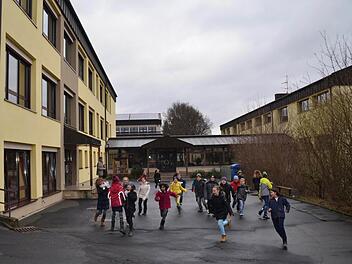 Die Burkardrother Jungen und Mädchen werden auch künftig eine Mittelschule vor Ort besuchen können. Die Gemeinde plant eine Sanierung des mehrere Gebäude umfassenden Komplexes. Hier nutzen die Schüler der 5. Klasse die Hofpause zum Austoben. Foto: Kathrin Kupka-Hahn