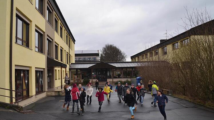Die Burkardrother Jungen und Mädchen werden auch künftig eine Mittelschule vor Ort besuchen können. Die Gemeinde plant eine Sanierung des mehrere Gebäude umfassenden Komplexes. Hier nutzen die Schüler der 5. Klasse die Hofpause zum Austoben. Foto: Kathrin Kupka-Hahn