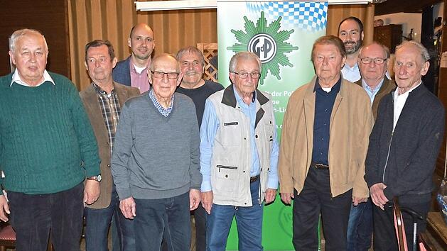 Ehrungen bei der Gewerkschaft der Polizei, Kreisgruppe Coburg-Kronach-Lichtenfels (von links): (erste Reihe) Konrad Schadt, Kurt W&ouml;hner, David Br&uuml;tting, Wilhelm Russ, Alfred Dehler; (zweite Reihe) Hans Schubert, Vorsitzender Stefan Heinrichs, Werner Jung, Bezirksgruppenvorsitzender Holger Bornkessel, Arno K&ouml;hler  Foto: privat