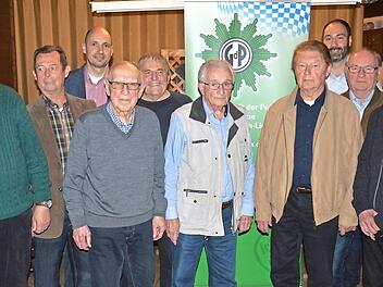 Ehrungen bei der Gewerkschaft der Polizei, Kreisgruppe Coburg-Kronach-Lichtenfels (von links): (erste Reihe) Konrad Schadt, Kurt Wöhner, David Brütting, Wilhelm Russ, Alfred Dehler; (zweite Reihe) Hans Schubert, Vorsitzender Stefan Heinrichs, Werner Jung, Bezirksgruppenvorsitzender Holger Bornkessel, Arno Köhler  Foto: privat