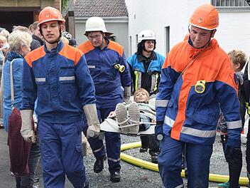 Die Jugendfeuerwehren aus Neustadt und Sonneberg zeigen bei der Großübung, dass sie auch im Ernstfall Leben retten könnten. Foto: Daniela Pondelicek