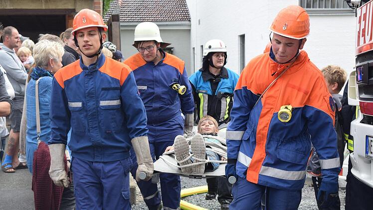 Die Jugendfeuerwehren aus Neustadt und Sonneberg zeigen bei der Großübung, dass sie auch im Ernstfall Leben retten könnten. Foto: Daniela Pondelicek