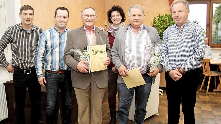 Josef Schubert und Hans Schmitt (vorne) gehören dem FSV seit 60 Jahren an. Mit im Bild Michael Schmitt, Thomas Kühn, Carina Geist und Vorsitzender Martin Jakobs
