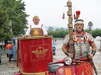 Für viele war dies ein besonderes Fotomotiv: Der Nachbau eines römischen Streitwagens, der von einer Vespa gezogen werden kann. Der Erbauer, Norbert Reimann (links), war als Caesar verkleidet. Ein echter Römer, Ferdinando Gallello, kam als Centurio mit.  Fotos: Michael Stelzner