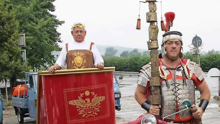 Für viele war dies ein besonderes Fotomotiv: Der Nachbau eines römischen Streitwagens, der von einer Vespa gezogen werden kann. Der Erbauer, Norbert Reimann (links), war als Caesar verkleidet. Ein echter Römer, Ferdinando Gallello, kam als Centurio mit.  Fotos: Michael Stelzner