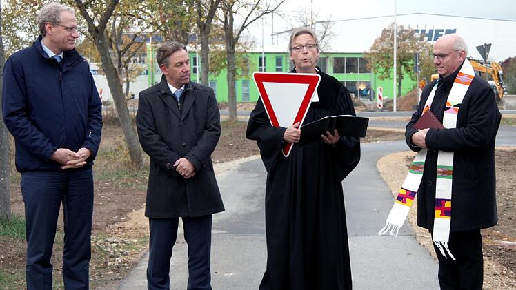 Pfarrer Oliver Schürrle (2. v. r.) erinnerte daran, auch in einem Kreisverkehr achtsam und vorsichtig zu sein. Helmut Hetzel (r.), German Hacker (l.) und Alexander Tritthart hörten zu.   Foto: Richard Sänger