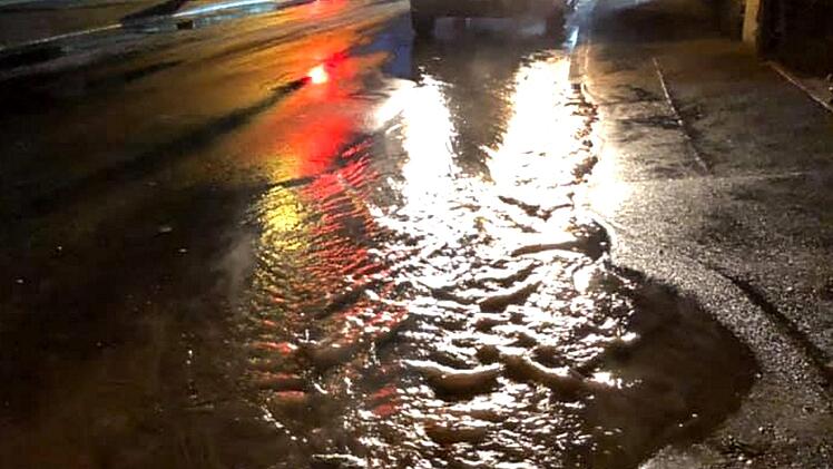 Nach einem Wasserrohrbruch in Herzogenaurach am Freitagabend waren rund 2500 Menschen ohne Wasseranschluss. Foto: Richard S&auml;nger