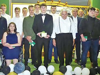 Von den 38 Zehntklässlern, die die Mittlere-Reife-Prüfung erfolgreich abgelegt haben, wurden elf für besonders gute Leistungen ausgezeichnet. Der Schulbeste Daniel Agafonov (Mitte) erhielt den von Ehrenbürger Otto Schuhmann (Siebter von rechts) gestifteten Ehrenpreis.