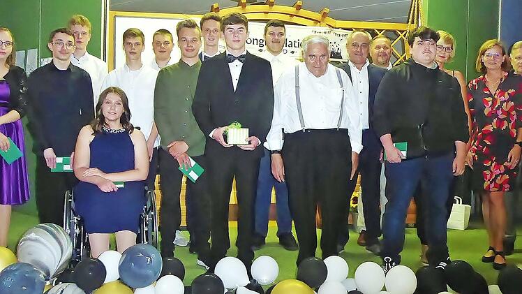 Von den 38 Zehntklässlern, die die Mittlere-Reife-Prüfung erfolgreich abgelegt haben, wurden elf für besonders gute Leistungen ausgezeichnet. Der Schulbeste Daniel Agafonov (Mitte) erhielt den von Ehrenbürger Otto Schuhmann (Siebter von rechts) gestifteten Ehrenpreis.