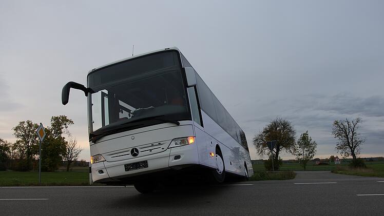 Kreis Ansbach: Bus h&auml;ngt nach Man&ouml;ver quer auf Landstra&szlig;e fest