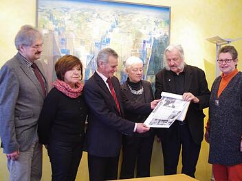 Karl Weiß und Margitte Weiß von der KMW-Stiftung, Landrat Oswald Marr, Gisela Gülpen, Ingo Cesaro und Kreiskulturreferentin Gisela Lang (von links) bei der Übergabe des Pressespiegels Foto: Heike Schülein