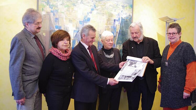 Karl Weiß und Margitte Weiß von der KMW-Stiftung, Landrat Oswald Marr, Gisela Gülpen, Ingo Cesaro und Kreiskulturreferentin Gisela Lang (von links) bei der Übergabe des Pressespiegels Foto: Heike Schülein