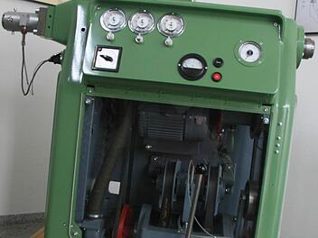 Mit dieser kleinen Maschine wurden Endlosschläuche aus Kunststoff für Hula-Hoop-Reifen hergestellt.