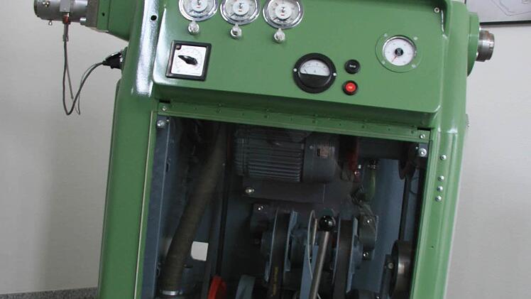 Mit dieser kleinen Maschine wurden Endlosschläuche aus Kunststoff für Hula-Hoop-Reifen hergestellt.