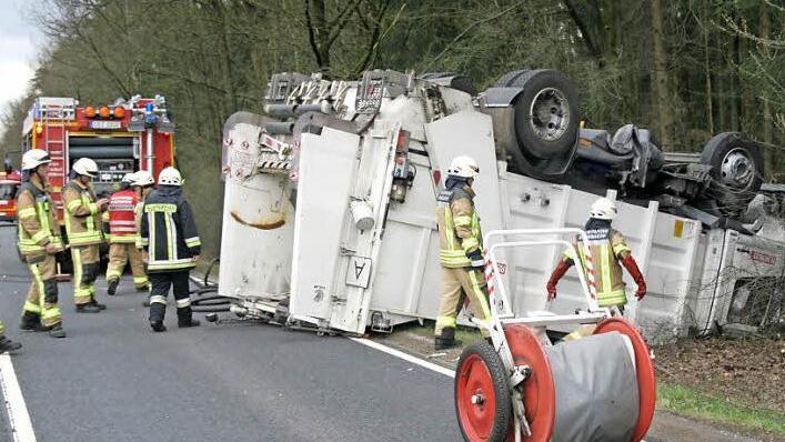 Erst mit Hilfe eines Spezialkrans konnte das mehrere Tonnen schwere Müllfahrzeug aus dem Straßengraben gehoben werden.