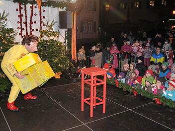 Gebannt verfolgten die Kinder, was der Page da auf der Bühne mit den Paketen anstellte. Fotos: Roland Meister