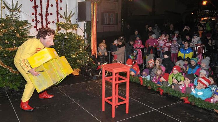 Gebannt verfolgten die Kinder, was der Page da auf der Bühne mit den Paketen anstellte. Fotos: Roland Meister