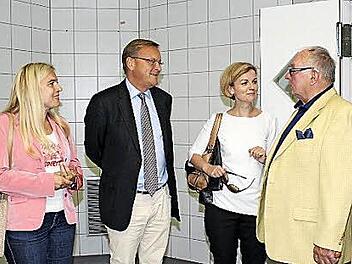 Staatsministerin Melanie Huml, OB Andreas Starke und die städtische Gleichstellungsbeauftragte Gabriele Kepic im Gespräch mit Vermieter Waldemar Schmitt (von links) in den OP-Räumen, die für das Mehrgenerationenzentrum umgebaut werden. Foto: privat