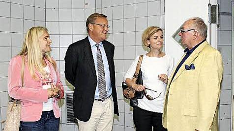 Staatsministerin Melanie Huml, OB Andreas Starke und die städtische Gleichstellungsbeauftragte Gabriele Kepic im Gespräch mit Vermieter Waldemar Schmitt (von links) in den OP-Räumen, die für das Mehrgenerationenzentrum umgebaut werden. Foto: privat