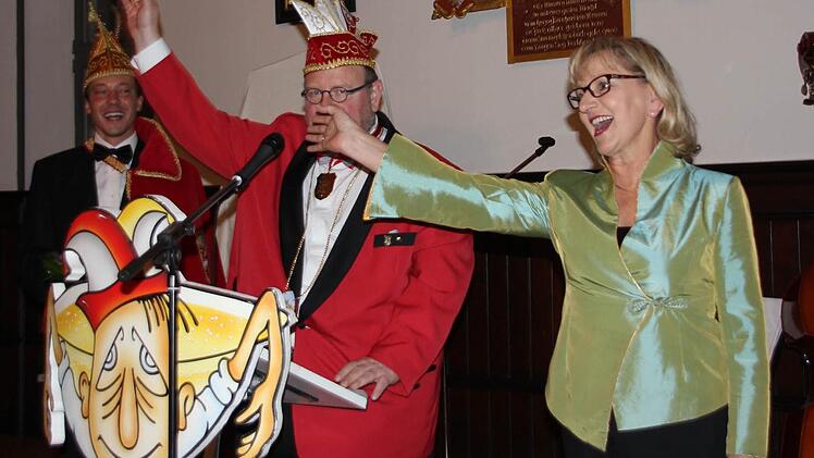 Präsident Uli Böhm dankte der langjährigen Kartenvorverkäuferin Karin Spindler.