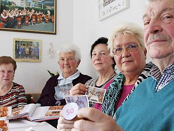 Die ehemaligen Näherinnen Brigitte Grom (von links), Rita Schmitt, Gertrud Wolf, Hamdiye Kleinhenz und Hausmeister Gebhardt Wehner treffen sich - 25 Jahre nach dem Konkurs der Kleiderfabrik - zum 50. Gründungsjubiläum.  Foto: Benedikt Borst