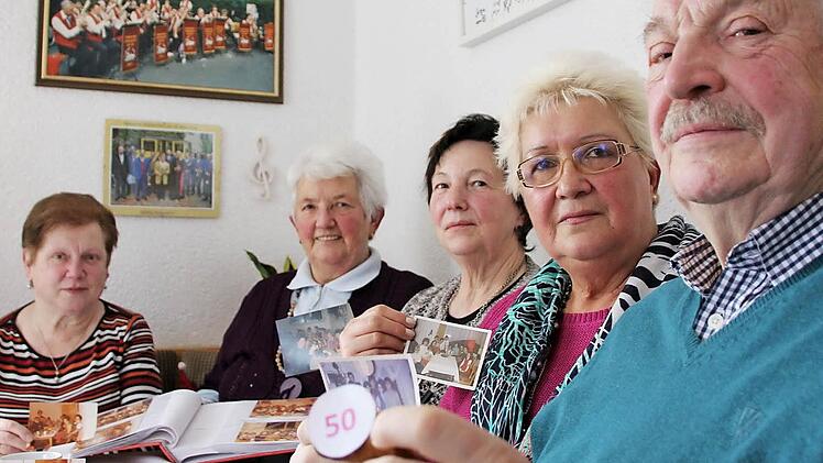 Die ehemaligen Näherinnen Brigitte Grom (von links), Rita Schmitt, Gertrud Wolf, Hamdiye Kleinhenz und Hausmeister Gebhardt Wehner treffen sich - 25 Jahre nach dem Konkurs der Kleiderfabrik - zum 50. Gründungsjubiläum.  Foto: Benedikt Borst