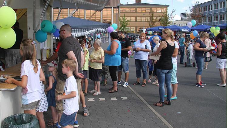 An der Losbude der Malteser standen die Menschen Schlange. Der Erlös wird für die Ausstattung des neuen Kindergartens verwendet.