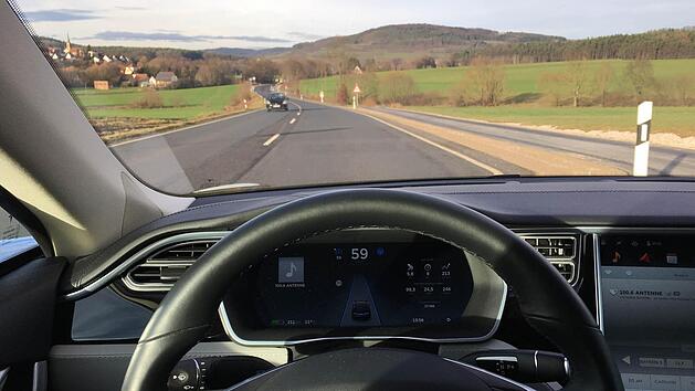 Wie von Geisterhand wird der Tesla von einem Autopiloten gesteuert. Foto: Ikratos